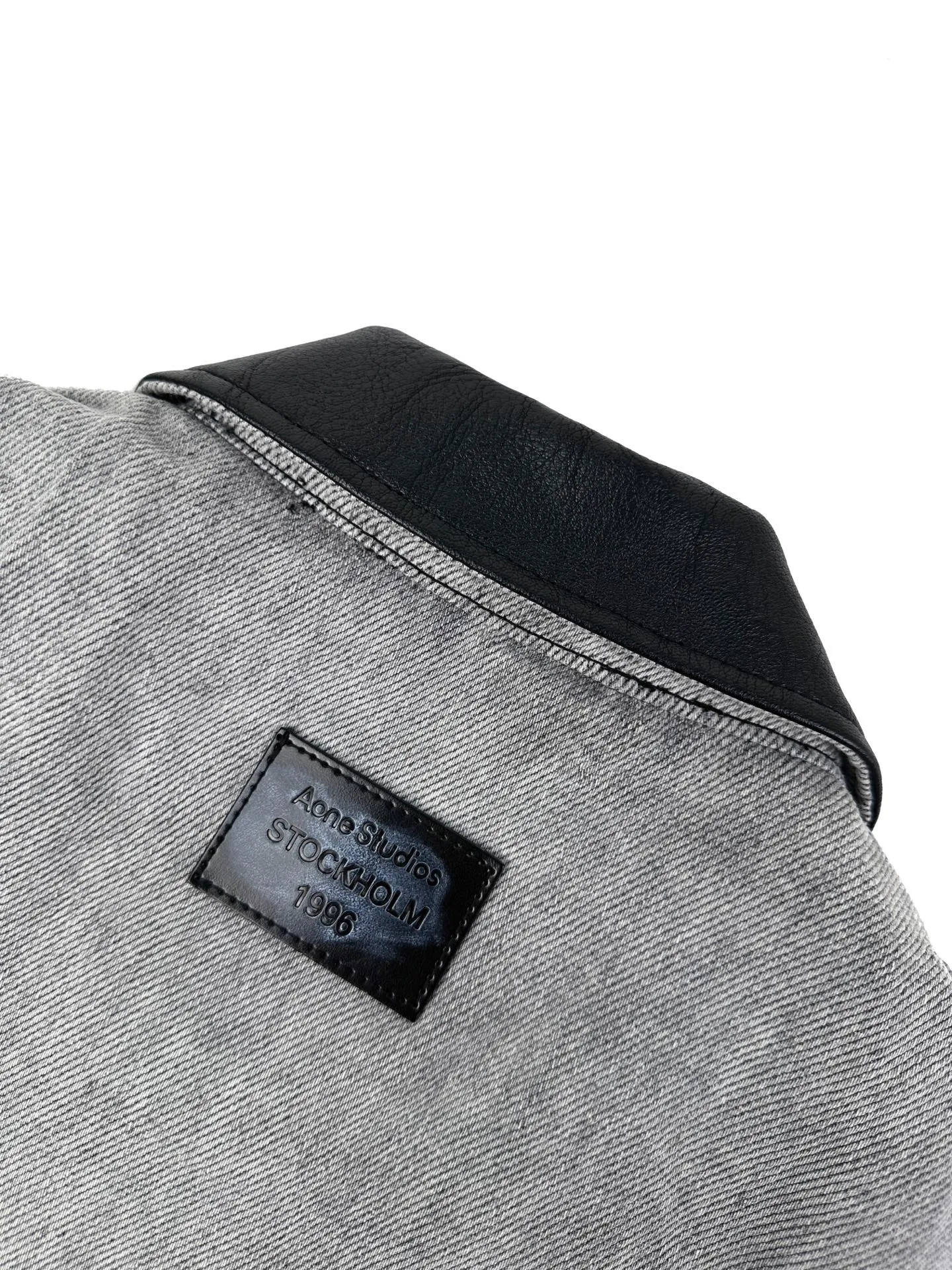 AP Acne Studio distressed leather cotton denim. The outer layer is custom-made ash weft organic denim. The cotton material is thick and dense, stiff and soft. The inner layer is custom-made lattice woven cotton. Soft and moist. Breathable and skin-friendly. The matte gray tone spreads over the entire body. The original faded texture is naturally generated without deliberate carving. The roughness of the denim and the smoothness of the leather blend together to create a rich and layered material collision. The arms are floated and smudged with dark patterns. The pattern is vague and looming, concealing the edge. The Classic leather label on the back of the neck is properly seated. The brand's archive imprint is hidden in the square inch of the back. Between the blending and confrontation of soft and hard textures, it interprets the quiet and luxurious charm of avant-garde workwear originating from Northern Europe. Process 1: Use the airbrush smudge process to cover the ready-made garments through hollow templates. The spray gun partially sprays thin coloring, and the pigment naturally haloes and penetrates, forming a virtual, soft, and looming dark texture on the denim surface. Process 2: Full-strip scanning spray technology. Through the washing process, the color of the entire pair of jeans has a natural fading effect in the local area. The jeans are then put into the washing equipment for desizing, stone grinding and bleaching to show a uniform fading effect. The dye is sprayed on the entire denim fabric through a high-pressure pump to achieve the same color tone as the original. Process 3: An infrared positioning cutting machine is used to achieve precise positioning of materials through infrared emitters and infrared receivers. The accuracy can reach the micron level to meet the high-precision cutting effect of alignment and striping. Process 4: Use fried salt process to prepare a special dye solution and add dye. The denim fabric is soaked in the solution to fully absorb the solution. After rubbing and washing, it is dried to promote the natural fading and oxidation of the fabric to form a layered Retro fading effect. Process 5: Stone grinding, light fermentation ➕ high intensity bleaching process Use pumice to gently ferment the cloth surface to weaken the original color of the denim, and then use potassium permanganate for oxidative rinsing to form a uniform foggy fading effect on the entire body, giving the fabric its own hazy retro texture and soft distressed texture. Accessories: Customized 1:1 Acne snap button Customized 1:1 Acne zipper Customized 1:1 Acne leather tag Customized 1:1 Acne trademark Version: Loose version Size: 44 46 48 50 Style Number: BB